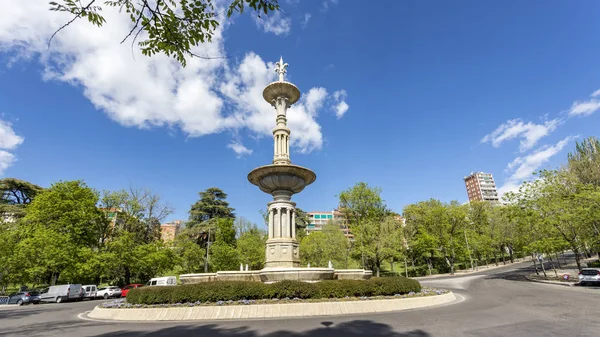 Juan de Villanueva fontän i Camoens Street i Madrid — Stockfoto