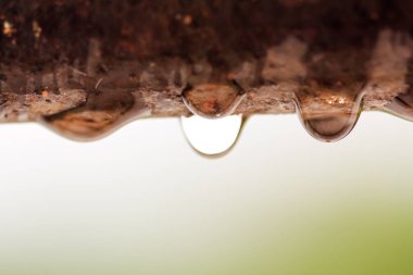 Paslı bir demir çubuk üzerinde su damlacıklarının kapatılması
