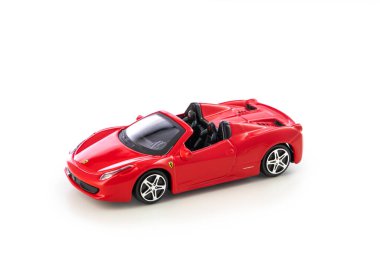 Oyuncak Kırmızı Ferrari beyaz arka planda izole edildi. Fotoğraf 8 Ağustos 2020 'de stüdyoda çekildi.