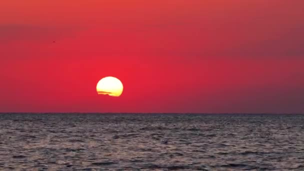 Ήλιος Ανατέλλει Στον Καυτό Χρυσό Ουρανό Σύννεφα Δραματική Ανατολή Θάλασσας — Αρχείο Βίντεο