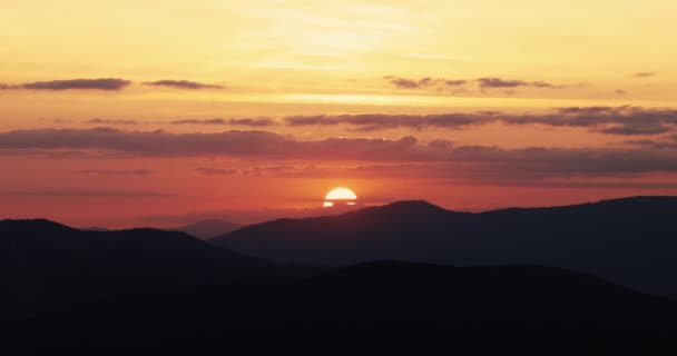 Pôr Sol Dramático Sobre Montanhas Vista Aérea — Vídeo de Stock