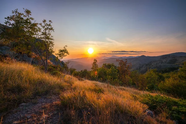Sonnenuntergang Über Den Berghügeln Wanderweg Und Grüne Weide Bulgarien Sliven lizenzfreie Stockfotos