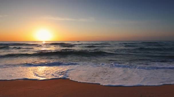 カラフルな海のビーチの日の出 — ストック動画
