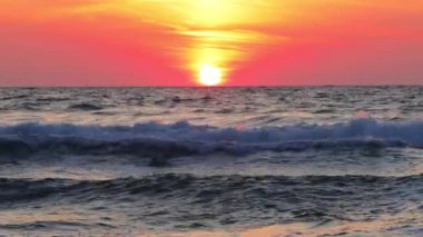 Okyanus sahili gün doğumu. Dalgalar kıyıya vuruyor