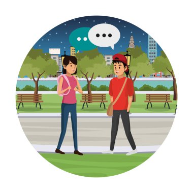 İnsanlar geceleri yürüyor.