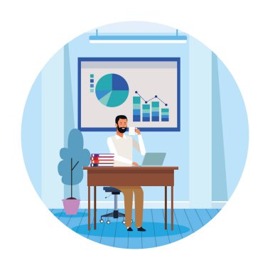 bilgisayar masası çalışan adam