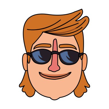 Güneş gözlüğü ile gülümseyen adam