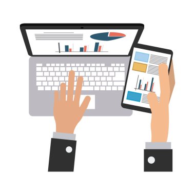 iş adamı kullanarak dizüstü bilgisayar ve akıllı telefon