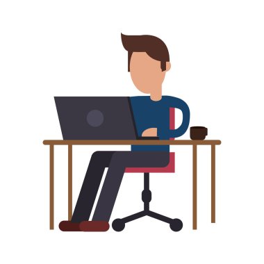 freelancer masanın üstünde Laptop ile çalışma