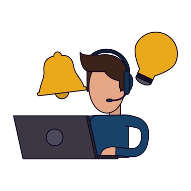 kulaklık ve dizüstü bilgisayar ile çalışan adam