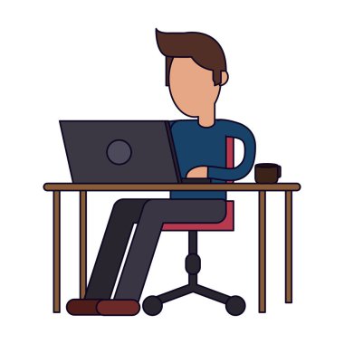 freelancer masanın üstünde Laptop ile çalışma