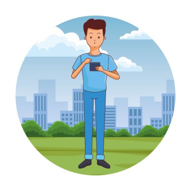 Genç adam akıllı telefon kullanıyor.
