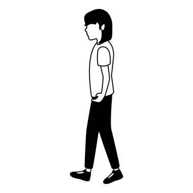 Siyah-beyaz yürüyen genç kadın