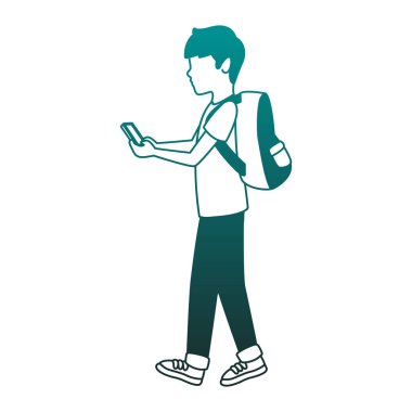 Sırt çantası mavi çizgiler içinde olan genç adam