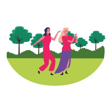 Gülümseyen ve dans genç kadın