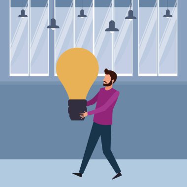 Adam büyük fikir ampul ışık ile