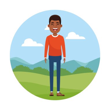 Genç adam parkta gülümseyen