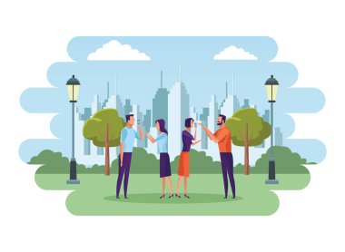 cep telefonu üzerinden konuşan bir grup insan