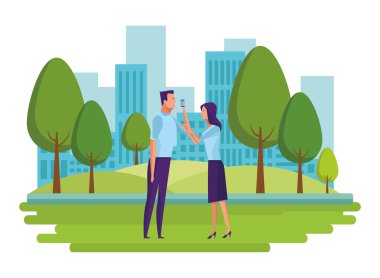 çift cep telefonu üzerinden konuşan