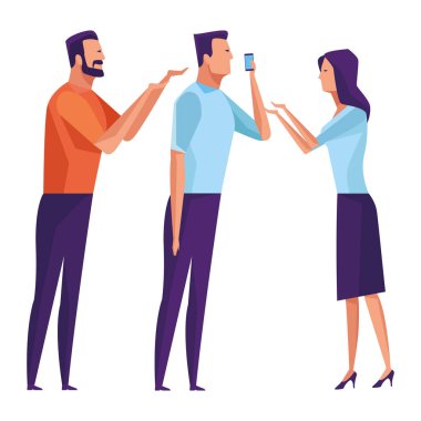 cep telefonu üzerinden konuşan bir grup insan