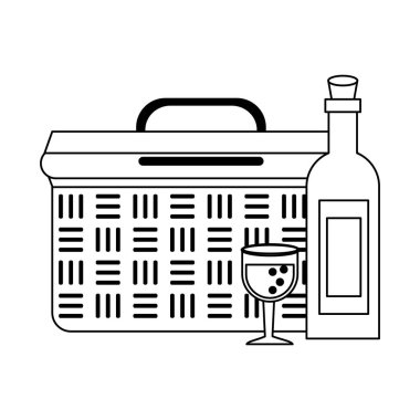 Siyah beyaz ürünlerle piknik sepeti