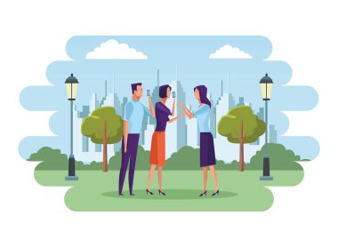 cep telefonu üzerinden konuşan bir grup insan