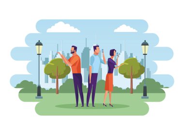 cep telefonu üzerinden konuşan bir grup insan