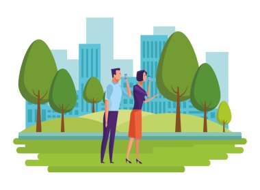 çift cep telefonu üzerinden konuşan