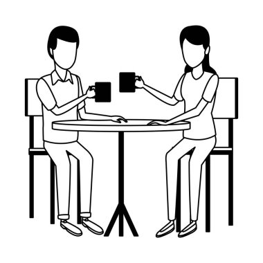 Siyah beyaz masada kahve içen çift