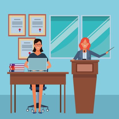 kadınlarda bir podyum ve Ofis Masası