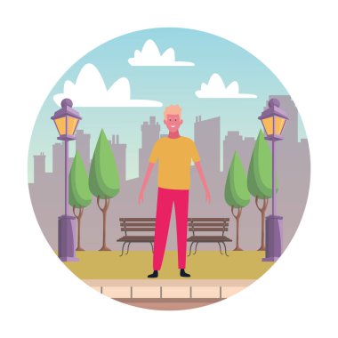 Genç adam gülümsüyor