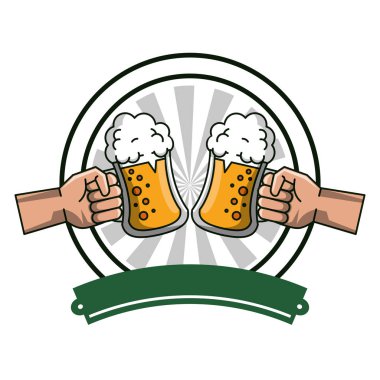 Bira bardaklarını tutan eller