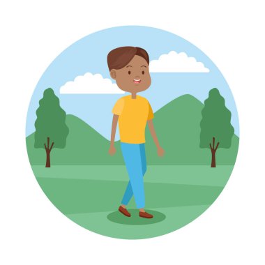 genç kadın parkta gülümseyen