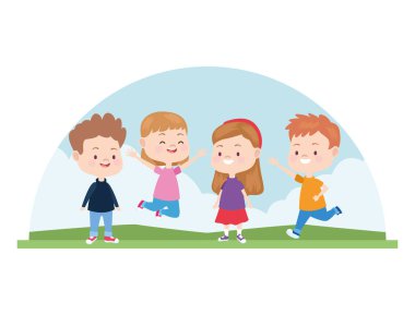 Parkta oynayan ve gülümseyen çocuklar