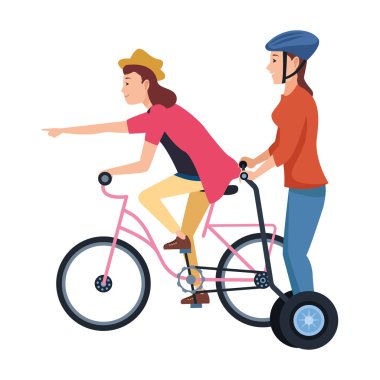 arkadaşlar bisiklet ve elektrikli scooter ile sürme