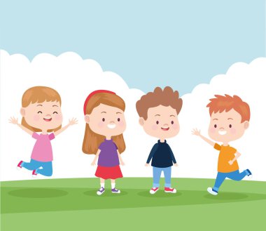 Parkta oynayan ve gülümseyen çocuklar