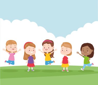 Parkta oynayan ve gülümseyen çocuklar