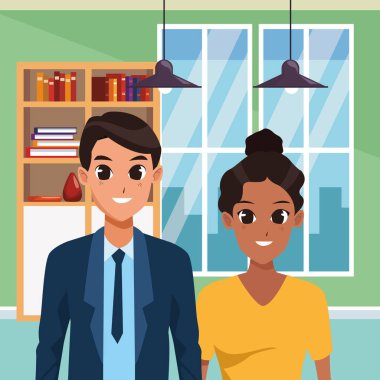 Genç çift gülümseyerek ve tebrik