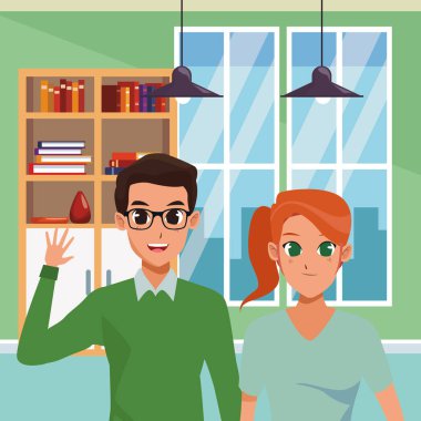 Genç çift gülümseyerek ve tebrik