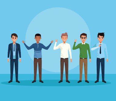 Mavi arka planda gülümseyen gençler