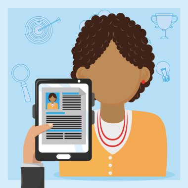 İş adamı elinde Cv ile tablet tutuyor