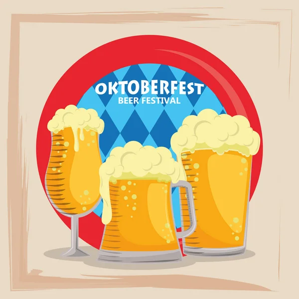 Plakát na oslavu oktoberfestu s nádobami na pivo — Stockový vektor