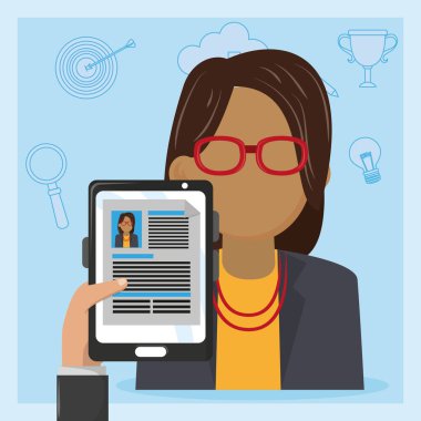 İş adamı elinde Cv ile tablet tutuyor