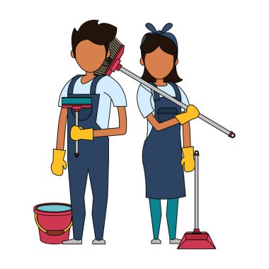 Temizlik ekipmanları ile temizleyiciler işçiler