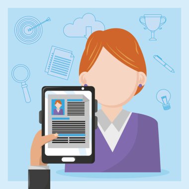 İş adamı elinde Cv ile tablet tutuyor