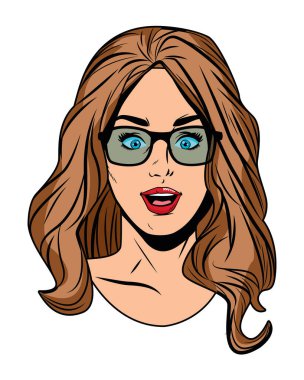 Genç kadın Avatar çizgi filmine bakıyor.