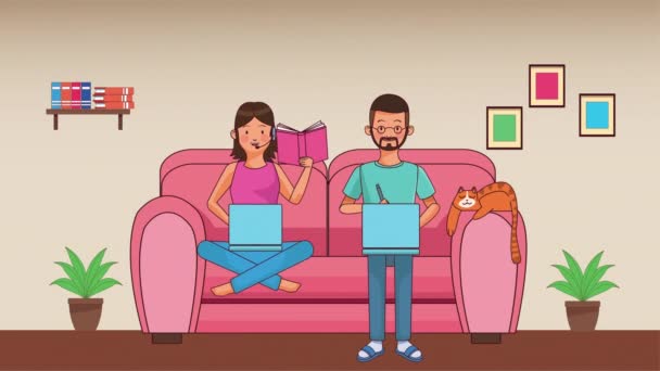 Пара работающих на диване из дома методом covid19 профилактики — стоковое видео