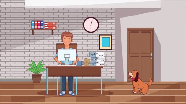 Man die thuis aan het bureau werkt met behulp van een covid19-preventiemethode — Stockvideo