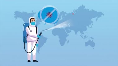 Sprey temizleyicili biyo-sosyal hizmetler çalışanı.