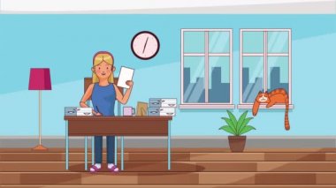 Kovid19 önleme yöntemiyle evden masa başında çalışan kadın.